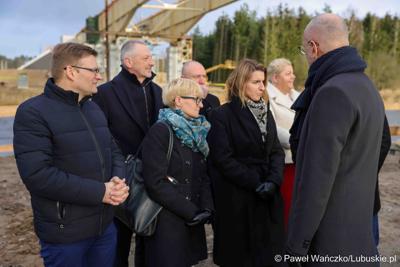 Marszałek Województwa Lubuskiego Marcin Jabłoński, radni województwa Hubert Harasimowicz i Tomasz Gierczak, burmistrz Drezdenka Adam Kołwzan, Radosław Świekatowski, starosta powiatu strzelecko-drezdeneckiego, dyrektor Biura Zamiejscowego Urzędu Marszałkowskiego w Gorzowie Wlkp. Natalia Burdz i społecznicy zapoznali się z postępem prac czwartego etapu budowy obwodnicy Drezdenka. 