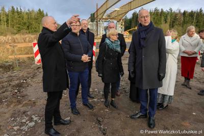Marszałek Województwa Lubuskiego Marcin Jabłoński, radni województwa Hubert Harasimowicz i Tomasz Gierczak, burmistrz Drezdenka Adam Kołwzan, Radosław Świekatowski, starosta powiatu strzelecko-drezdeneckiego, dyrektor Biura Zamiejscowego Urzędu Marszałkowskiego w Gorzowie Wlkp. Natalia Burdz i społecznicy zapoznali się z postępem prac czwartego etapu budowy obwodnicy Drezdenka. 