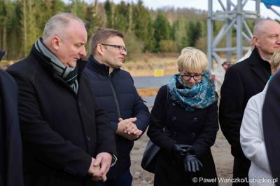Marszałek Województwa Lubuskiego Marcin Jabłoński, radni województwa Hubert Harasimowicz i Tomasz Gierczak, burmistrz Drezdenka Adam Kołwzan, Radosław Świekatowski, starosta powiatu strzelecko-drezdeneckiego, dyrektor Biura Zamiejscowego Urzędu Marszałkowskiego w Gorzowie Wlkp. Natalia Burdz i społecznicy zapoznali się z postępem prac czwartego etapu budowy obwodnicy Drezdenka. 