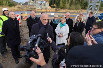 Marszałek Województwa Lubuskiego Marcin Jabłoński, radni województwa Hubert Harasimowicz i Tomasz Gierczak, burmistrz Drezdenka Adam Kołwzan, Radosław Świekatowski, starosta powiatu strzelecko-drezdeneckiego, dyrektor Biura Zamiejscowego Urzędu Marszałkowskiego w Gorzowie Wlkp. Natalia Burdz i społecznicy zapoznali się z postępem prac czwartego etapu budowy obwodnicy Drezdenka. 
