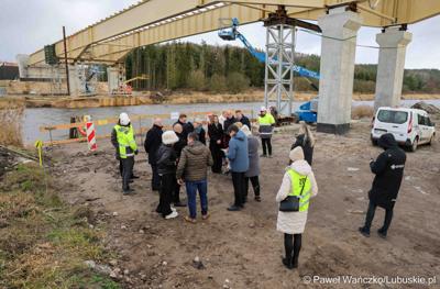 Marszałek Województwa Lubuskiego Marcin Jabłoński, radni województwa Hubert Harasimowicz i Tomasz Gierczak, burmistrz Drezdenka Adam Kołwzan, Radosław Świekatowski, starosta powiatu strzelecko-drezdeneckiego, dyrektor Biura Zamiejscowego Urzędu Marszałkowskiego w Gorzowie Wlkp. Natalia Burdz i społecznicy zapoznali się z postępem prac czwartego etapu budowy obwodnicy Drezdenka. 