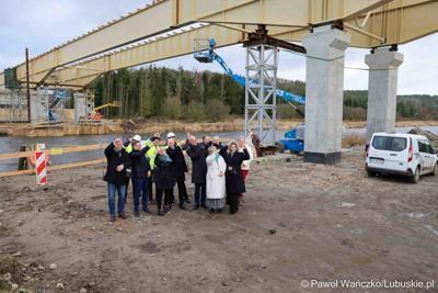 Marszałek Województwa Lubuskiego Marcin Jabłoński, radni województwa Hubert Harasimowicz i Tomasz Gierczak, burmistrz Drezdenka Adam Kołwzan, Radosław Świekatowski, starosta powiatu strzelecko-drezdeneckiego, dyrektor Biura Zamiejscowego Urzędu Marszałkowskiego w Gorzowie Wlkp. Natalia Burdz i społecznicy zapoznali się z postępem prac czwartego etapu budowy obwodnicy Drezdenka. 
