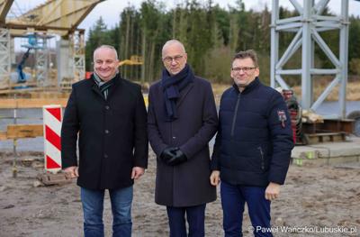 Marszałek Województwa Lubuskiego Marcin Jabłoński, radni województwa Hubert Harasimowicz i Tomasz Gierczak, burmistrz Drezdenka Adam Kołwzan, Radosław Świekatowski, starosta powiatu strzelecko-drezdeneckiego, dyrektor Biura Zamiejscowego Urzędu Marszałkowskiego w Gorzowie Wlkp. Natalia Burdz i społecznicy zapoznali się z postępem prac czwartego etapu budowy obwodnicy Drezdenka. 