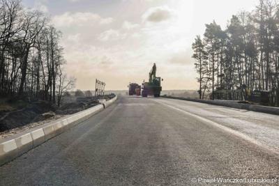 Marszałek Województwa Lubuskiego Marcin Jabłoński, radni województwa Hubert Harasimowicz i Tomasz Gierczak, burmistrz Drezdenka Adam Kołwzan, Radosław Świekatowski, starosta powiatu strzelecko-drezdeneckiego, dyrektor Biura Zamiejscowego Urzędu Marszałkowskiego w Gorzowie Wlkp. Natalia Burdz i społecznicy zapoznali się z postępem prac czwartego etapu budowy obwodnicy Drezdenka. 