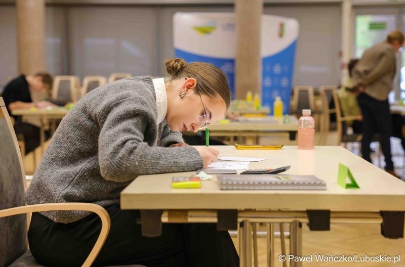 Uczestnicy okręgowego etapu Olimpiady Wiedzy Ekonomicznej w Zielonej Górze