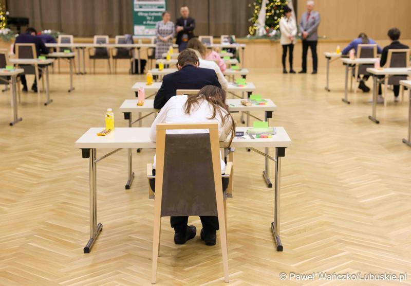 Uczestnicy okręgowego etapu Olimpiady Wiedzy Ekonomicznej w Zielonej Górze