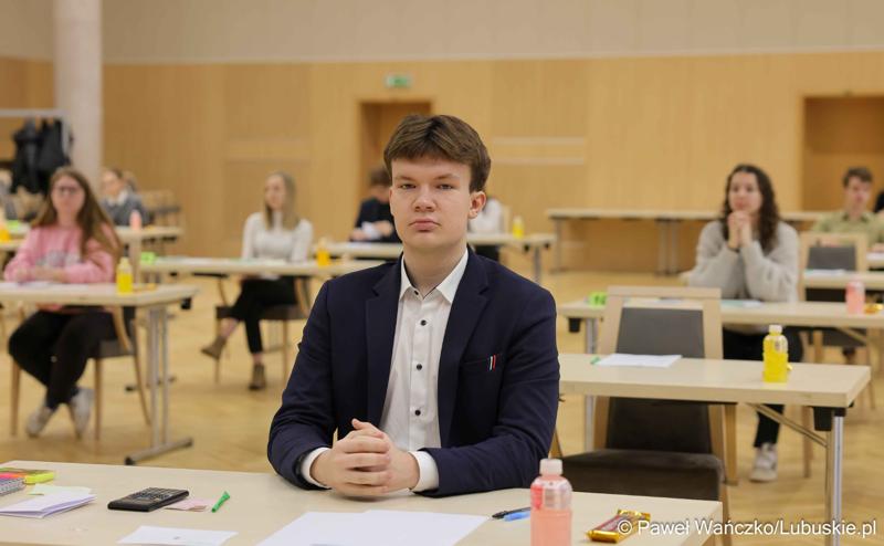 Uczestnicy okręgowego etapu Olimpiady Wiedzy Ekonomicznej w Zielonej Górze