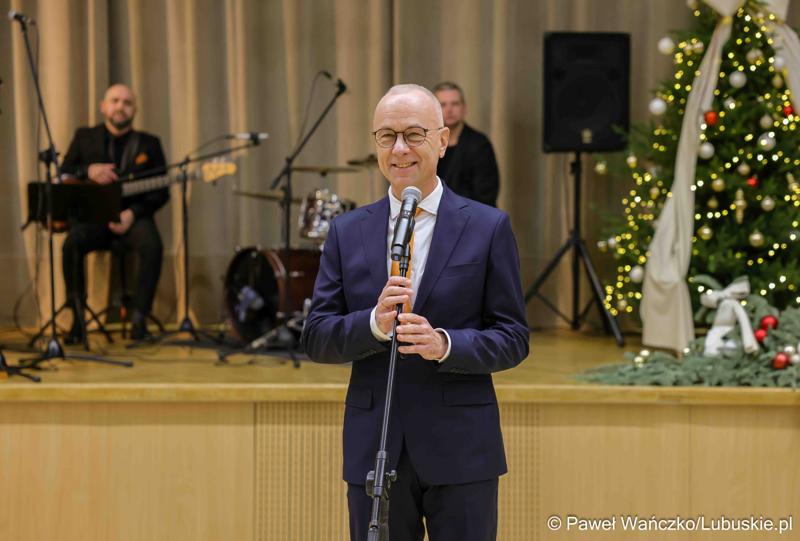 Marszałek Marcin Jabłoński przemawia podczas spotkania noworocznego z udziałem pracowników Urzędu Marszałkowskiego Województwa Lubuskiego oraz członków Zarządu Województwa