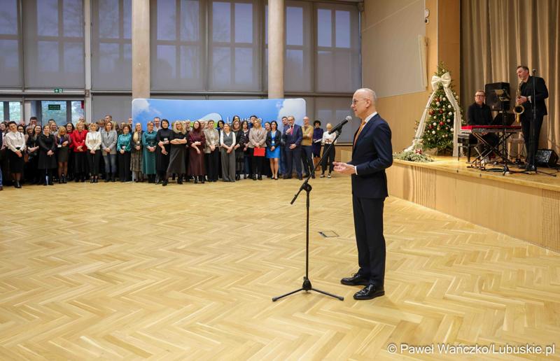 Marszałek Marcin Jabłoński przemawia podczas spotkania noworocznego z udziałem pracowników Urzędu Marszałkowskiego Województwa Lubuskiego oraz członków Zarządu Województwa