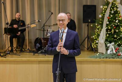 Marszałek Marcin Jabłoński przemawia podczas spotkania noworocznego z udziałem pracowników Urzędu Marszałkowskiego Województwa Lubuskiego oraz członków Zarządu Województwa