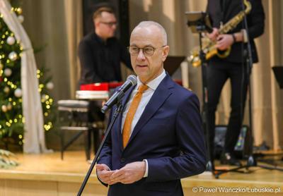 Marszałek Marcin Jabłoński przemawia podczas spotkania noworocznego z udziałem pracowników Urzędu Marszałkowskiego Województwa Lubuskiego oraz członków Zarządu Województwa