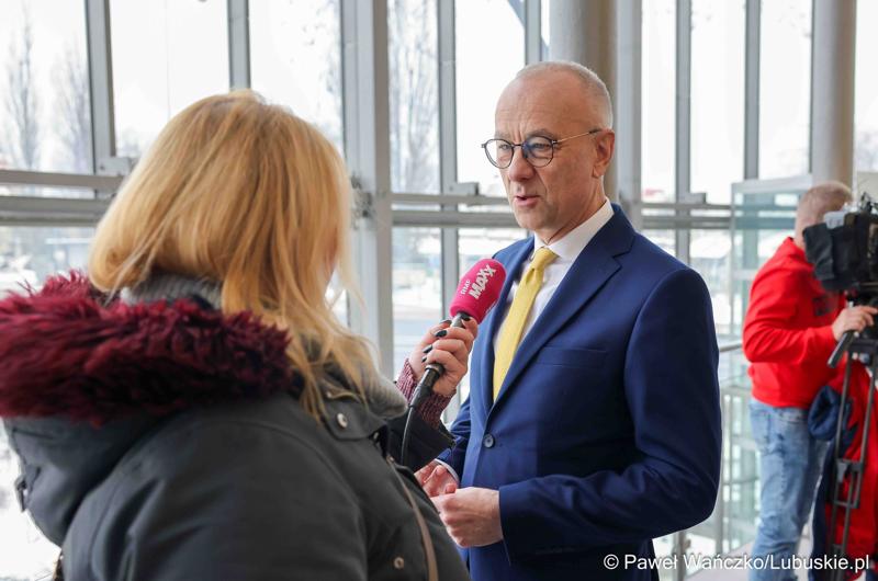 Marszałek Marcin Jabłoński udziela wywiadu mediom