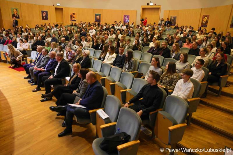 Kolejni zdolni młodzi Lubuszanie dołączyli do grona „Lubuskich Talentów”. W Filharmonii Zielonogórskiej odbyła się Uroczysta gala dla stypendystów z południa województwa.