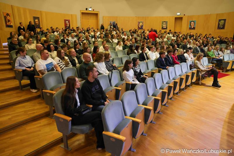 Kolejni zdolni młodzi Lubuszanie dołączyli do grona „Lubuskich Talentów”. W Filharmonii Zielonogórskiej odbyła się Uroczysta gala dla stypendystów z południa województwa.