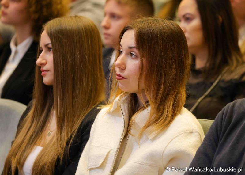 Kolejni zdolni młodzi Lubuszanie dołączyli do grona „Lubuskich Talentów”. W Filharmonii Zielonogórskiej odbyła się Uroczysta gala dla stypendystów z południa województwa.