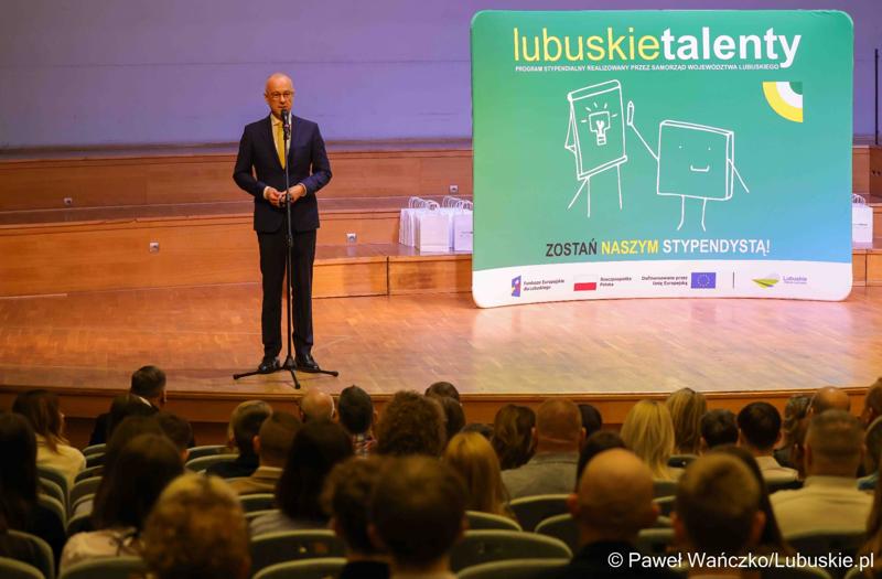 Marszałek Marcin Jabłoński przemawia podczas uroczystej gali dla stypendystów "Lubuskich Talentów" z południa województwa