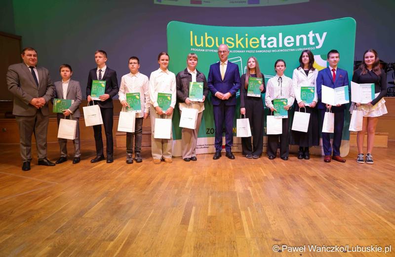 Kolejni zdolni młodzi Lubuszanie dołączyli do grona „Lubuskich Talentów”. W Filharmonii Zielonogórskiej odbyła się Uroczysta gala dla stypendystów z południa województwa.