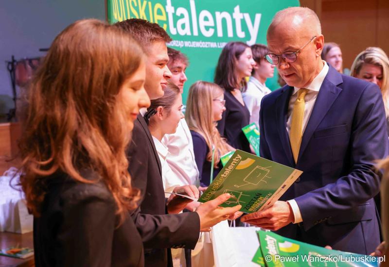 Kolejni zdolni młodzi Lubuszanie dołączyli do grona „Lubuskich Talentów”. W Filharmonii Zielonogórskiej odbyła się Uroczysta gala dla stypendystów z południa województwa.