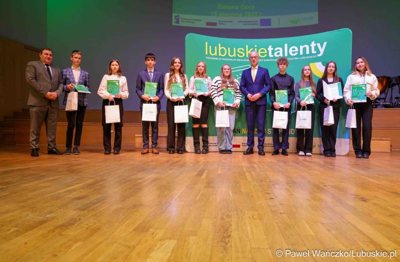 Kolejni zdolni młodzi Lubuszanie dołączyli do grona „Lubuskich Talentów”. W Filharmonii Zielonogórskiej odbyła się Uroczysta gala dla stypendystów z południa województwa.