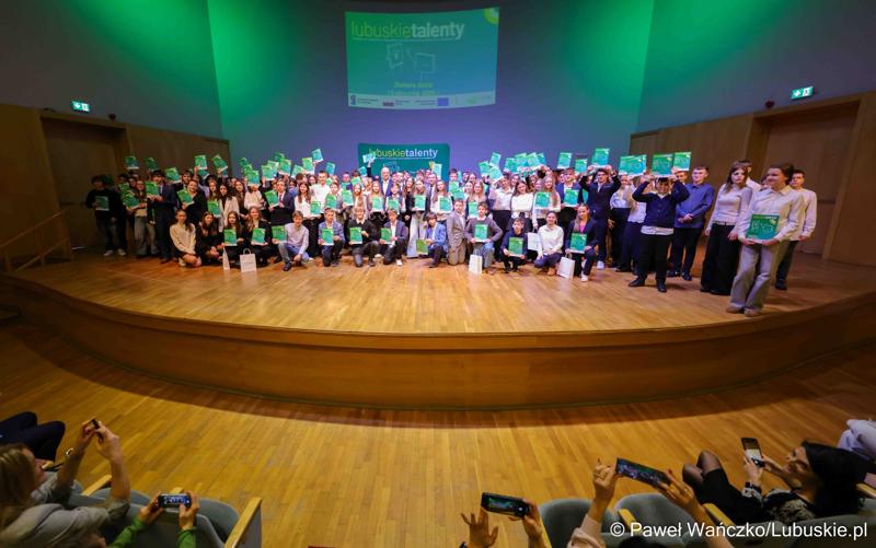 Kolejni zdolni młodzi Lubuszanie dołączyli do grona „Lubuskich Talentów”. W Filharmonii Zielonogórskiej odbyła się Uroczysta gala dla stypendystów z południa województwa.