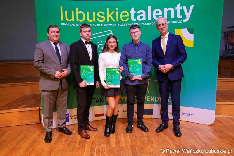 Kolejni zdolni młodzi Lubuszanie dołączyli do grona „Lubuskich Talentów”. W Filharmonii Zielonogórskiej odbyła się Uroczysta gala dla stypendystów z południa województwa.