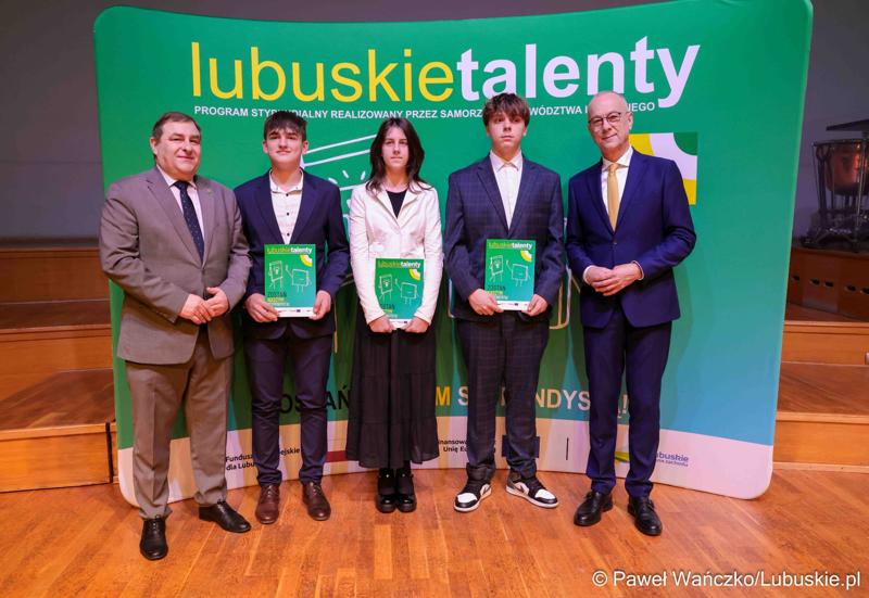 Kolejni zdolni młodzi Lubuszanie dołączyli do grona „Lubuskich Talentów”. W Filharmonii Zielonogórskiej odbyła się Uroczysta gala dla stypendystów z południa województwa.