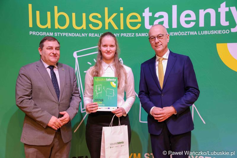Kolejni zdolni młodzi Lubuszanie dołączyli do grona „Lubuskich Talentów”. W Filharmonii Zielonogórskiej odbyła się Uroczysta gala dla stypendystów z południa województwa.