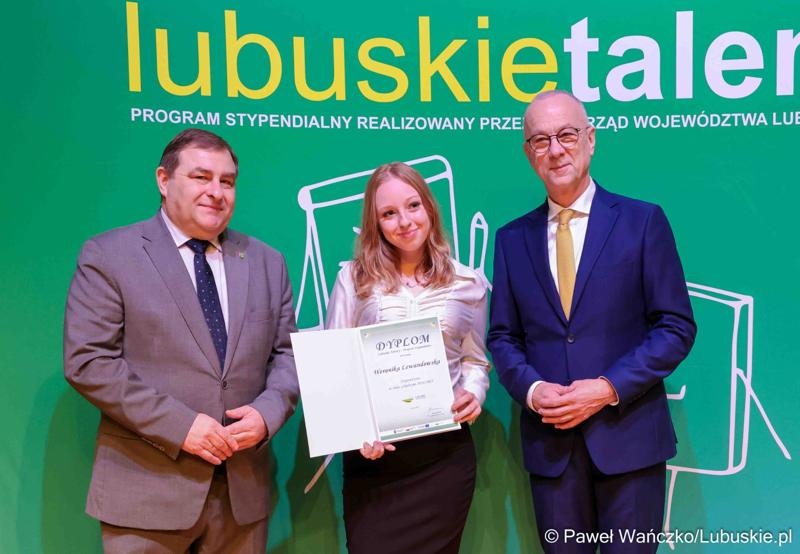 Kolejni zdolni młodzi Lubuszanie dołączyli do grona „Lubuskich Talentów”. W Filharmonii Zielonogórskiej odbyła się Uroczysta gala dla stypendystów z południa województwa.