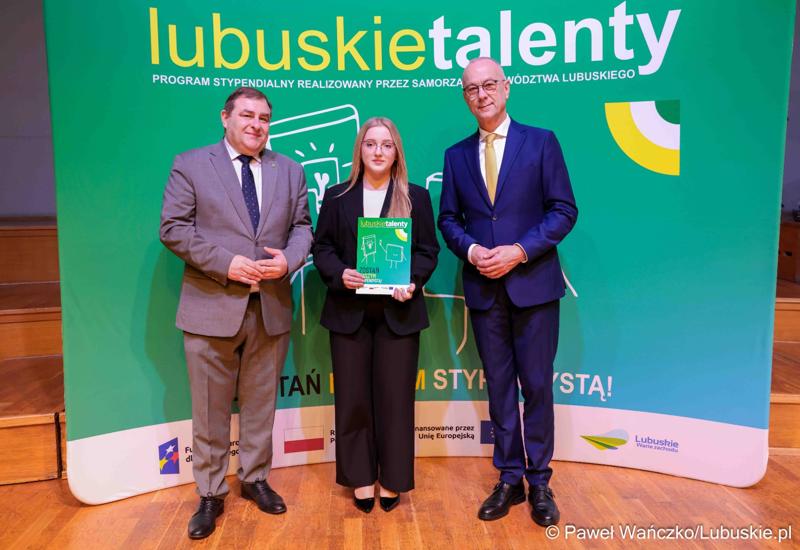 Kolejni zdolni młodzi Lubuszanie dołączyli do grona „Lubuskich Talentów”. W Filharmonii Zielonogórskiej odbyła się Uroczysta gala dla stypendystów z południa województwa.