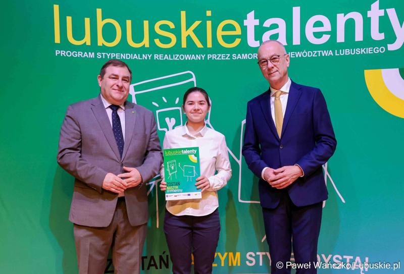 Kolejni zdolni młodzi Lubuszanie dołączyli do grona „Lubuskich Talentów”. W Filharmonii Zielonogórskiej odbyła się Uroczysta gala dla stypendystów z południa województwa.