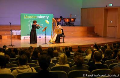 Kolejni zdolni młodzi Lubuszanie dołączyli do grona „Lubuskich Talentów”. W Filharmonii Zielonogórskiej odbyła się Uroczysta gala dla stypendystów z południa województwa. 