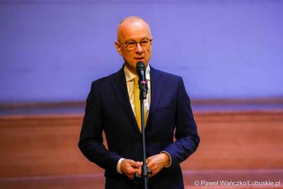 Marszałek Marcin Jabłoński przemawia podczas uroczystej gali dla stypendystów "Lubuskich Talentów" z południa województwa