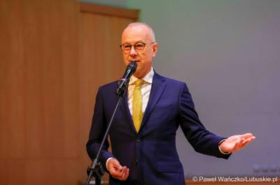 Marszałek Marcin Jabłoński przemawia podczas uroczystej gali dla stypendystów "Lubuskich Talentów" z południa województwa