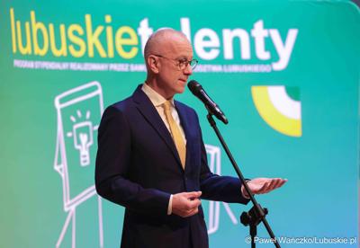 Marszałek Marcin Jabłoński przemawia podczas uroczystej gali dla stypendystów "Lubuskich Talentów" z południa województwa