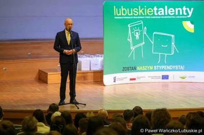 Marszałek Marcin Jabłoński przemawia podczas uroczystej gali dla stypendystów "Lubuskich Talentów" z południa województwa