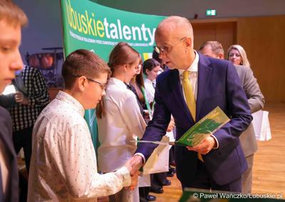 Kolejni zdolni młodzi Lubuszanie dołączyli do grona „Lubuskich Talentów”. W Filharmonii Zielonogórskiej odbyła się Uroczysta gala dla stypendystów z południa województwa. 
