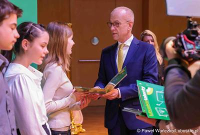 Kolejni zdolni młodzi Lubuszanie dołączyli do grona „Lubuskich Talentów”. W Filharmonii Zielonogórskiej odbyła się Uroczysta gala dla stypendystów z południa województwa. 