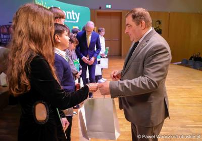 Kolejni zdolni młodzi Lubuszanie dołączyli do grona „Lubuskich Talentów”. W Filharmonii Zielonogórskiej odbyła się Uroczysta gala dla stypendystów z południa województwa. 