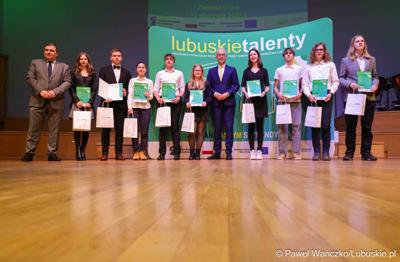 Kolejni zdolni młodzi Lubuszanie dołączyli do grona „Lubuskich Talentów”. W Filharmonii Zielonogórskiej odbyła się Uroczysta gala dla stypendystów z południa województwa. 