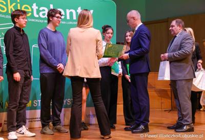 Kolejni zdolni młodzi Lubuszanie dołączyli do grona „Lubuskich Talentów”. W Filharmonii Zielonogórskiej odbyła się Uroczysta gala dla stypendystów z południa województwa. 