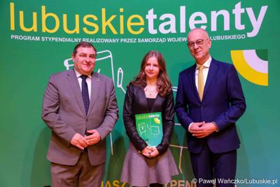 Kolejni zdolni młodzi Lubuszanie dołączyli do grona „Lubuskich Talentów”. W Filharmonii Zielonogórskiej odbyła się Uroczysta gala dla stypendystów z południa województwa. 