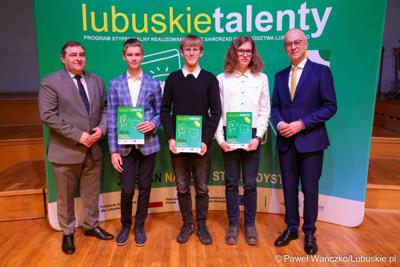 Kolejni zdolni młodzi Lubuszanie dołączyli do grona „Lubuskich Talentów”. W Filharmonii Zielonogórskiej odbyła się Uroczysta gala dla stypendystów z południa województwa. 