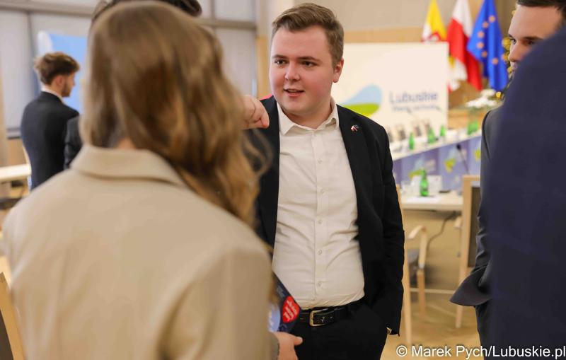 Inauguracyjna sesja Młodzieżowego Sejmiku Województwa Lubuskiego kadencji 2025-2027. Młodzi radni odebrali zaświadczenia o wyborze i gratulacje od przedstawicieli samorządu.