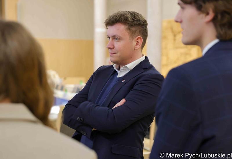 Inauguracyjna sesja Młodzieżowego Sejmiku Województwa Lubuskiego kadencji 2025-2027. Młodzi radni odebrali zaświadczenia o wyborze i gratulacje od przedstawicieli samorządu.