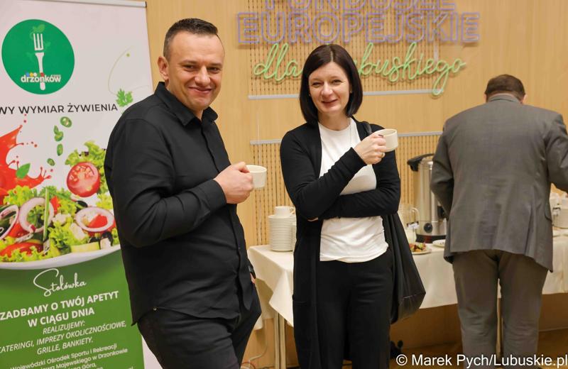 Inauguracyjna sesja Młodzieżowego Sejmiku Województwa Lubuskiego kadencji 2025-2027. Młodzi radni odebrali zaświadczenia o wyborze i gratulacje od przedstawicieli samorządu.