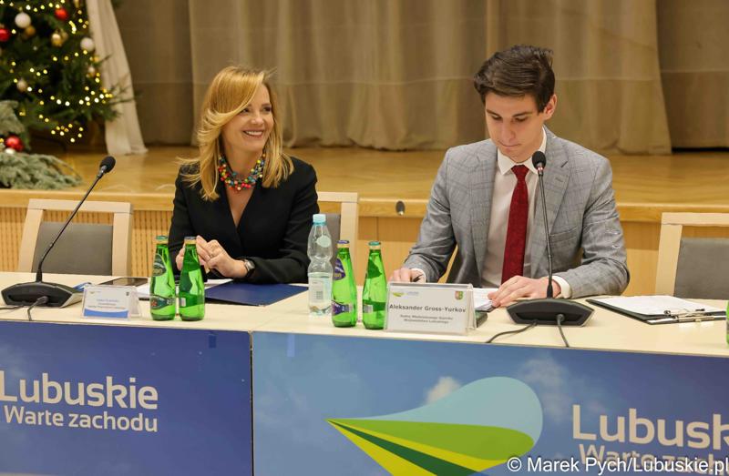 Inauguracyjna sesja Młodzieżowego Sejmiku Województwa Lubuskiego kadencji 2025-2027. Młodzi radni odebrali zaświadczenia o wyborze i gratulacje od przedstawicieli samorządu.