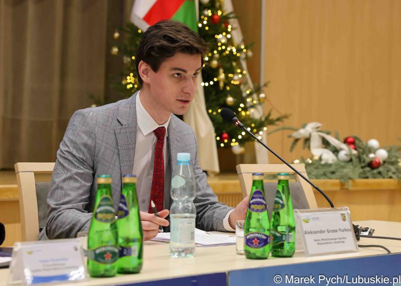 Inauguracyjna sesja Młodzieżowego Sejmiku Województwa Lubuskiego kadencji 2025-2027. Młodzi radni odebrali zaświadczenia o wyborze i gratulacje od przedstawicieli samorządu.