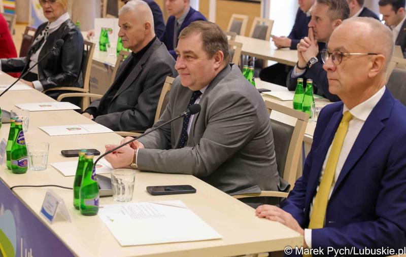 Inauguracyjna sesja Młodzieżowego Sejmiku Województwa Lubuskiego kadencji 2025-2027. Młodzi radni odebrali zaświadczenia o wyborze i gratulacje od przedstawicieli samorządu.