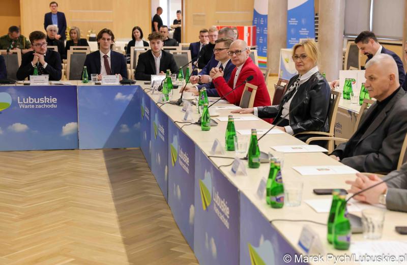 Inauguracyjna sesja Młodzieżowego Sejmiku Województwa Lubuskiego kadencji 2025-2027. Młodzi radni odebrali zaświadczenia o wyborze i gratulacje od przedstawicieli samorządu.