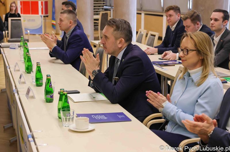 Inauguracyjna sesja Młodzieżowego Sejmiku Województwa Lubuskiego kadencji 2025-2027. Młodzi radni odebrali zaświadczenia o wyborze i gratulacje od przedstawicieli samorządu.